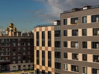 Поставка фасадных плит из известняка Jura Beige и Botage Gray для ЖК «Царская столица»